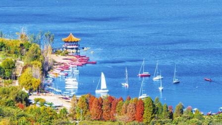 撫仙湖水波碧綠，宛若琉璃。