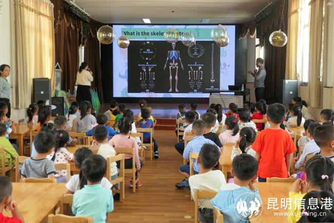 9月20日下午，中國科學(xué)院昆明動物研究所黃小彧老師和Kenneth博士給小朋友上從骨骼看動物實踐課