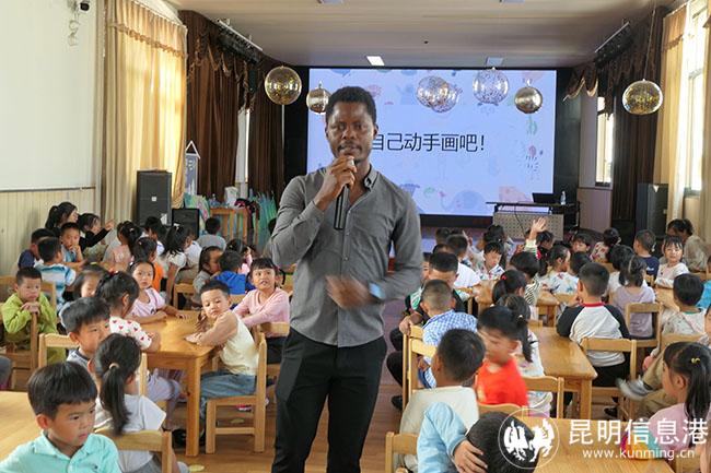 9月20日下午，Kenneth博士給小朋友上從骨骼看動物實踐課