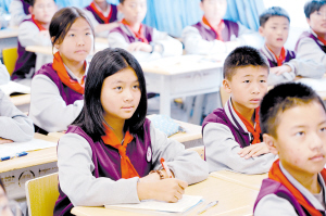 磨憨學(xué)生課堂上認真聽講。