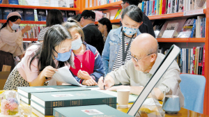 曾孝濂先生為小讀者簽名。