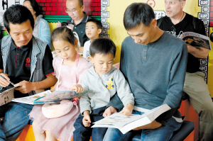游客走進圖書館閱讀。