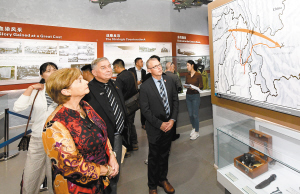 美中航空遺產(chǎn)基金會代表團成員參觀昆明市博物館飛虎隊紀(jì)念館。記者劉凱達攝