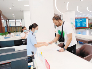 外國人才辦理工作居留許可證。昆明市政務服務管理局供圖