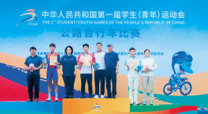 胡海杰（左二）站上領獎臺。 昆明代表團教練李新文供圖