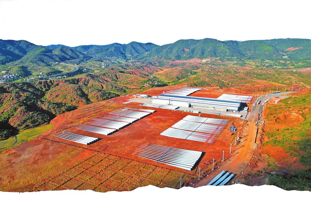 楚雄高新區(qū)云甸工業(yè)園區(qū)內(nèi)排列擺放的風(fēng)機(jī)葉片。 本報(bào)記者 徐永進(jìn) 方林山 攝