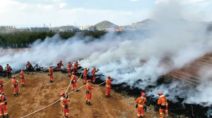 火災(zāi)應(yīng)急處置實(shí)戰(zhàn)演練現(xiàn)場 供圖 火災(zāi)應(yīng)急處置實(shí)戰(zhàn)演練現(xiàn)場 供圖