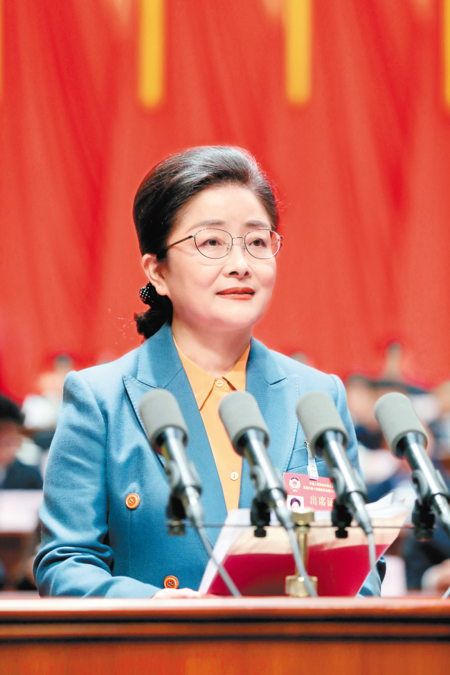 楊皕代表政協(xié)昆明市第十四屆委員會(huì)常務(wù)委員會(huì)作工作報(bào)告。記者李海曦 王俊星 楊艷輝攝