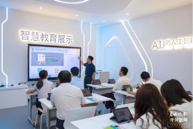 （采訪傳編輯）大理州多領(lǐng)域拓展數(shù)字經(jīng)濟(jì)應(yīng)用場(chǎng)景，積極發(fā)揮數(shù)據(jù)要素乘數(shù)效應(yīng) (12).jpg