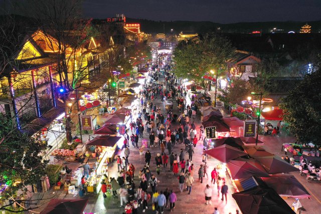 文旅融合促繁榮，楚雄州春節(jié)游客接待量創(chuàng)新高 楚雄彝人古鎮(zhèn) 王洪 攝1 (2).jpg