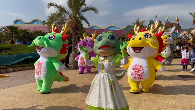 文旅融合促繁榮，楚雄州春節(jié)游客接待量創(chuàng)新高 恐龍谷”系列活動。張皓程 攝.jpg