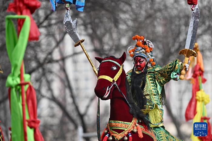 2月19日，在青海省西寧市，小演員在社火巡游活動(dòng)中表演。新華社記者 張宏祥 攝