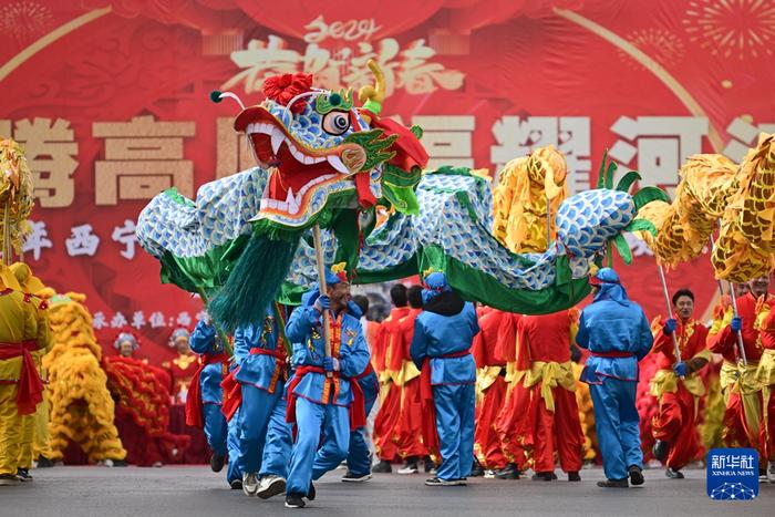 2月19日，在青海省西寧市，舞龍隊(duì)員在社火巡游活動(dòng)中表演。新華社記者 張龍 攝