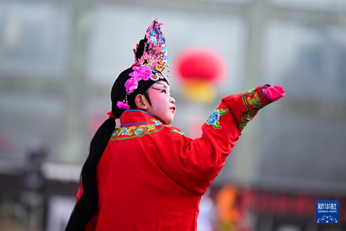 2月19日，在青海省西寧市，小演員在社火巡游活動(dòng)中表演。新華社記者 張宏祥 攝