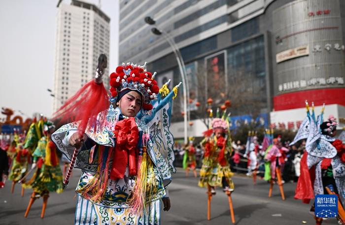 2月19日，在青海省西寧市，小演員在社火巡游活動(dòng)中表演。新華社記者 張宏祥 攝