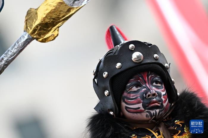 2月19日，在青海省西寧市，小演員在社火巡游活動(dòng)中表演。新華社記者 張宏祥 攝