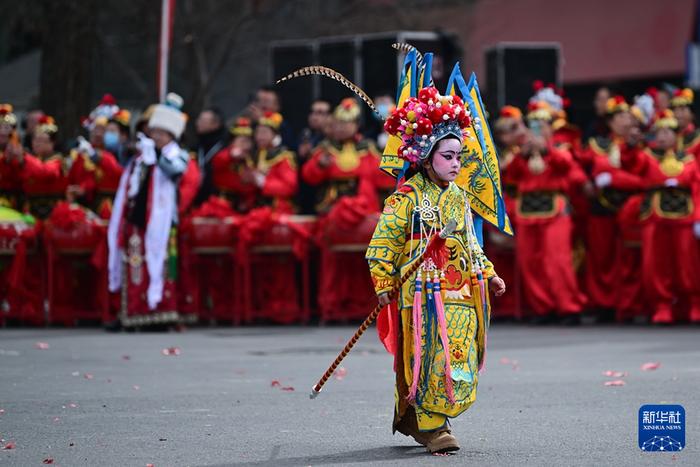 2月19日，在青海省西寧市，小演員在社火巡游活動(dòng)中表演。新華社記者 張龍 攝