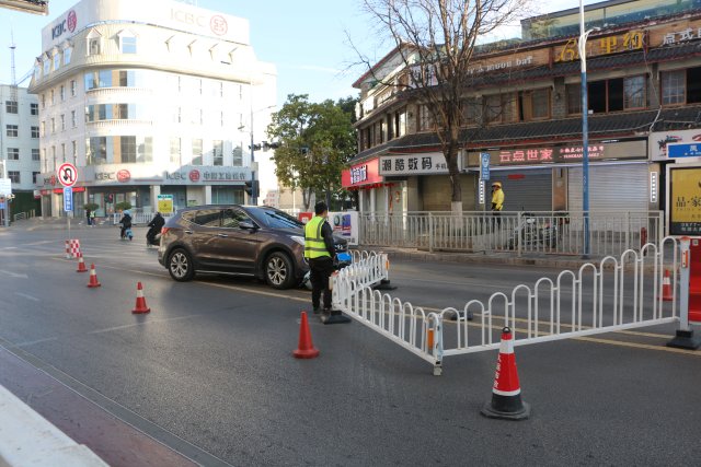 一男子酒后駕車在玉溪市區(qū)狂飆連撞多車 (3).JPG