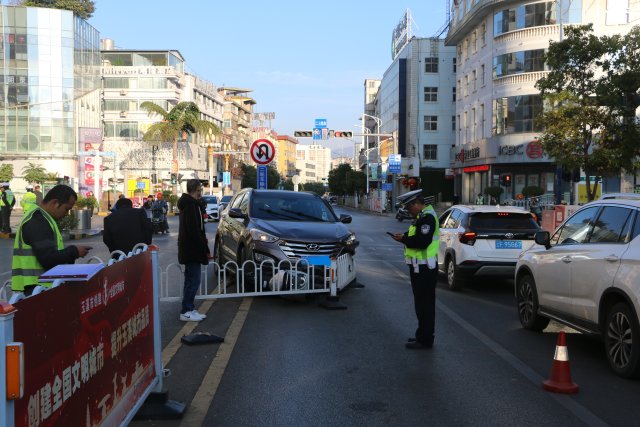 一男子酒后駕車在玉溪市區(qū)狂飆連撞多車 (2).JPG