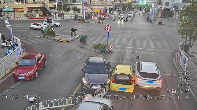 一男子酒后駕車在玉溪市區(qū)狂飆連撞多車 (1).jpg