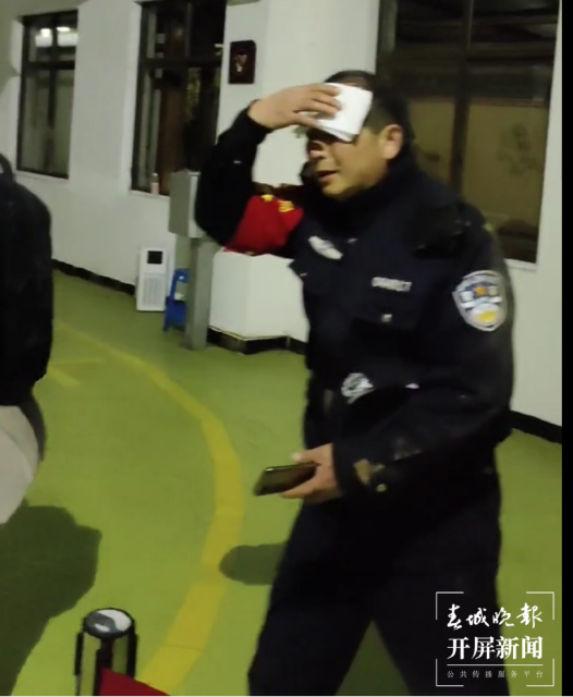 （采訪傳編輯）海拔3248米上的“生死時速”！為救危重病，民警摔破頭滿臉血…… (7).png