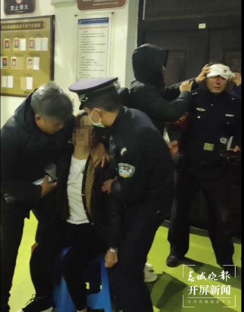 （采訪傳編輯）海拔3248米上的“生死時速”！為救危重病，民警摔破頭滿臉血…… (1).png