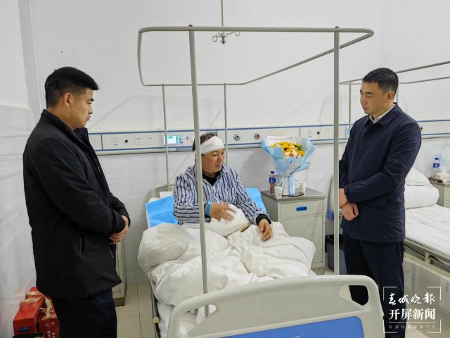 （采訪傳編輯）海拔3248米上的“生死時速”！為救危重病，民警摔破頭滿臉血…… (1).jpg