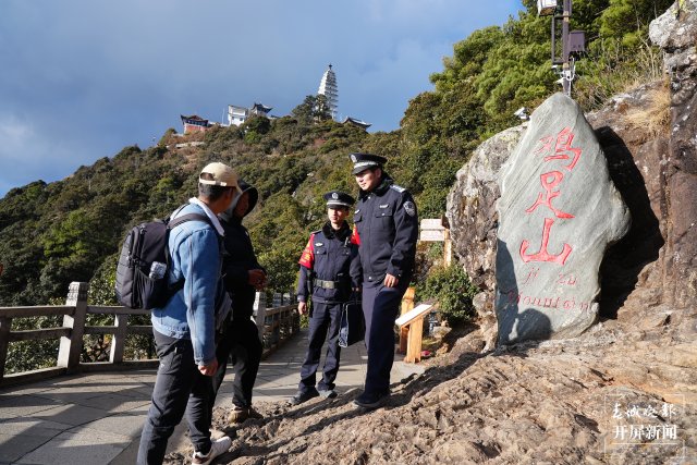（采訪傳編輯）海拔3248米上的“生死時速”！為救危重病，民警摔破頭滿臉血…… (3).jpg