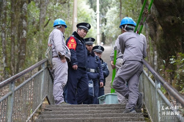 （采訪傳編輯）海拔3248米上的“生死時速”！為救危重病，民警摔破頭滿臉血…… (2).jpg