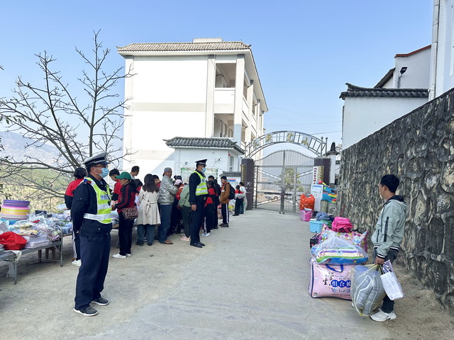 “警”然有序，“護”你平安！鳳慶公安全力護航開學季