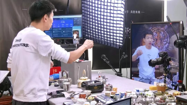 工作人員在進(jìn)行電商直播.png