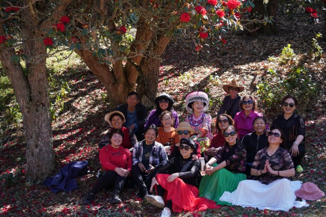 當(dāng)?shù)厝罕姷嚼麞|山踏春賞花 劉子安攝 (6).JPG