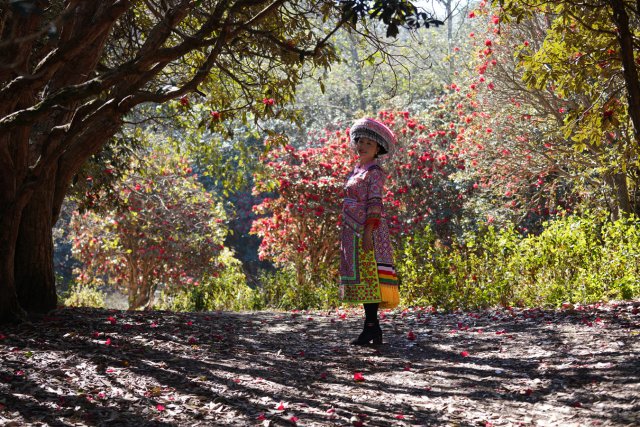 當(dāng)?shù)厝罕姷嚼麞|山踏春賞花 劉子安攝 (2).JPG