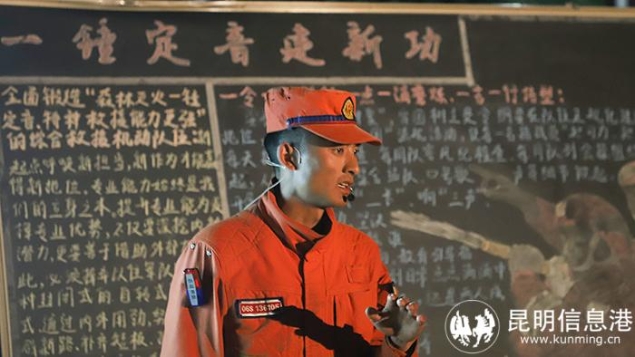 和志強在人人上講臺活動上為指戰(zhàn)員授課