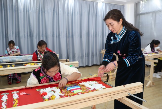 彝繡：“指尖技藝”助力鄉(xiāng)村振興(30140132)-20240310091511.JPG