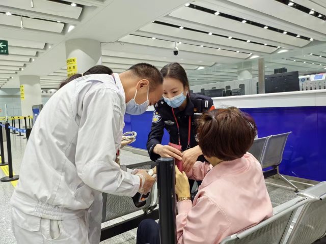 泰國(guó)旅客通關(guān)突發(fā)疾病 昆明邊檢緊急救助轉(zhuǎn)危為安.jpg