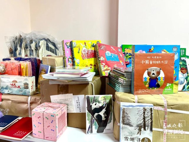 捐贈的愛心書籍書包等用品(30805054)-20240402141337.jpg