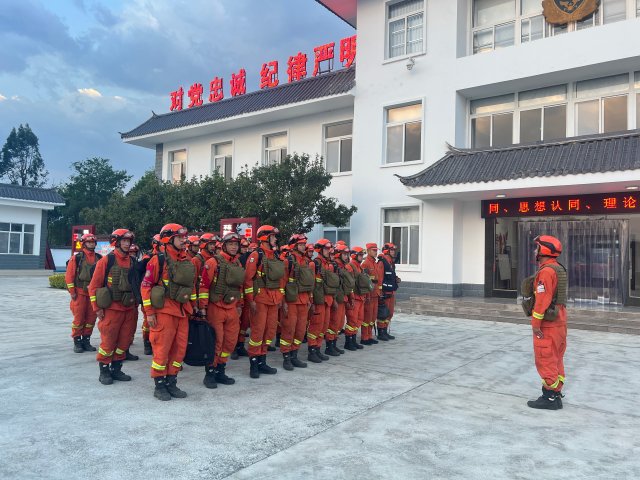 （采訪傳編輯 有視頻）云南大理突發(fā)森林火災(zāi) ，143名森林消防指戰(zhàn)員趕往現(xiàn)場(chǎng)撲救2.jpg