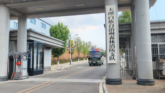 （采訪傳編輯 有視頻）云南大理突發(fā)森林火災(zāi) ，143名森林消防指戰(zhàn)員趕往現(xiàn)場(chǎng)撲救1.jpg