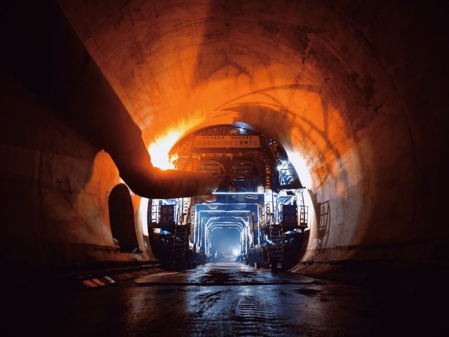 渝昆高鐵第二長隧炳輝隧道2號斜井至出口順利貫通(圖源 新華社)