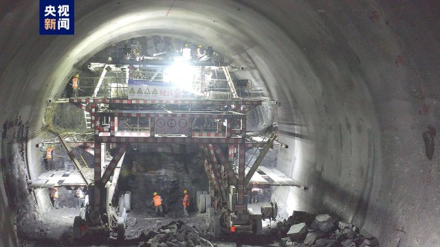 渝昆高鐵兩座隧道今日貫通