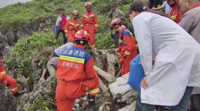 （采訪傳編輯 有視頻）男子被落石砸中困于山中，消防緊急救援1.jpg