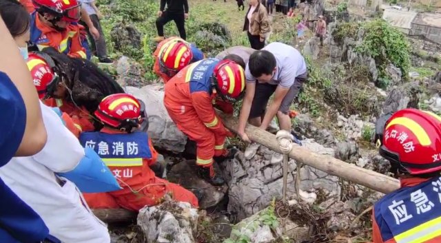 （采訪傳編輯 有視頻）男子被落石砸中困于山中，消防緊急救援3.jpg