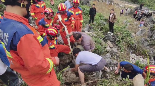 （采訪傳編輯 有視頻）男子被落石砸中困于山中，消防緊急救援2.jpg