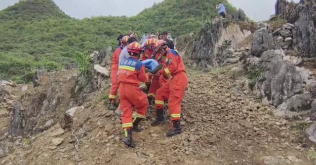 （采訪傳編輯 有視頻）男子被落石砸中困于山中，消防緊急救援4.jpg