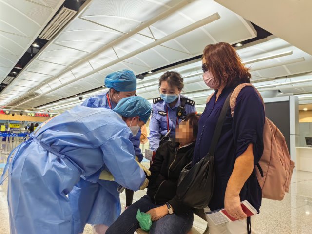 （采訪傳編輯 配視頻）昆明邊檢3小時內(nèi)緊急救助2名旅客.jpg