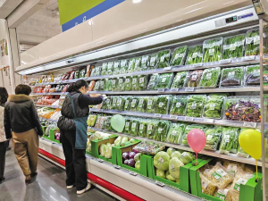 云南三秋田食品有限公司生產(chǎn)的蔬菜擺上貨柜 供圖 云南三秋田食品有限公司生產(chǎn)的蔬菜擺上貨柜 供圖