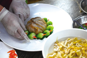 昆明一家餐廳的廚師在制作以芭蕉花為原料的菜肴 　　新華社記者 曹夢(mèng)瑤　攝