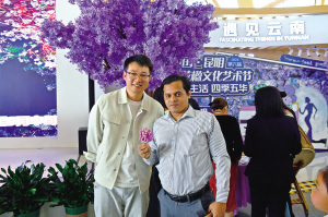 吃著藍(lán)花楹冰淇淋打卡藍(lán)花楹氛圍裝置 本版圖片 供圖 吃著藍(lán)花楹冰淇淋打卡藍(lán)花楹氛圍裝置 本版圖片 供圖