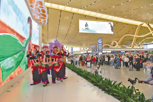 演出吸引旅客駐足觀看 演出吸引旅客駐足觀看